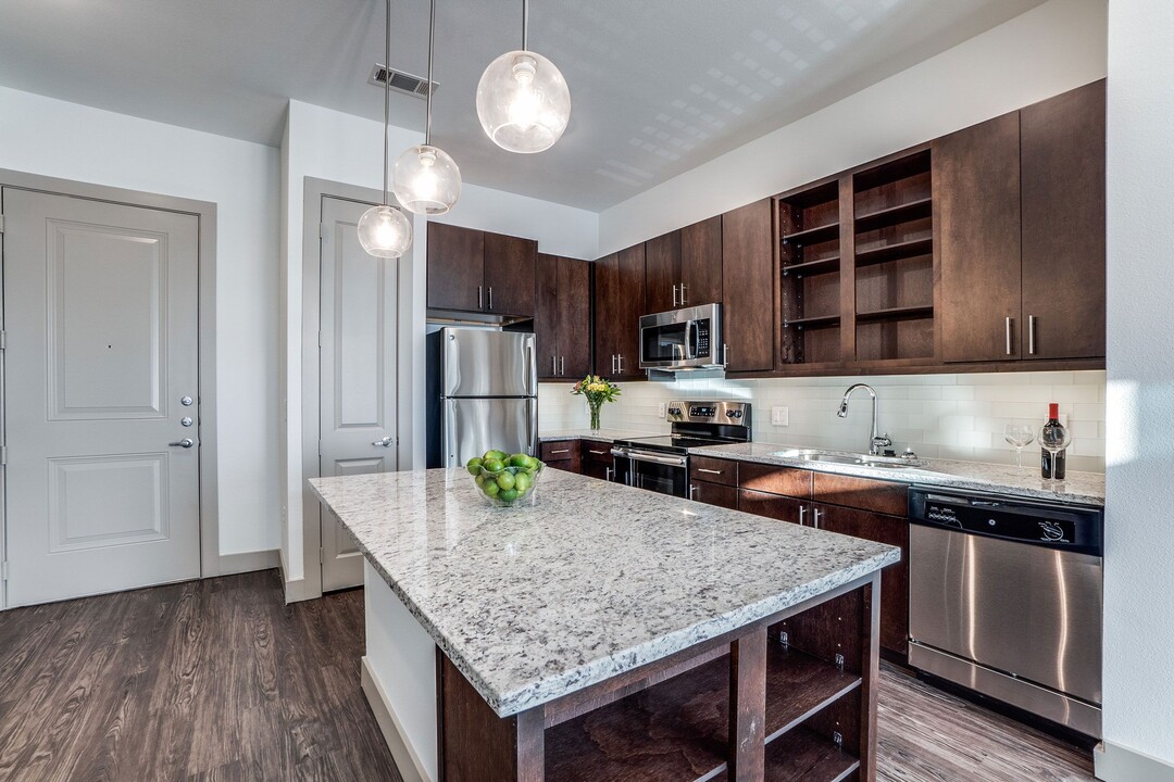 The Crosby at the Brickyard Apartment Homes in Farmers Branch, TX - Foto de edificio