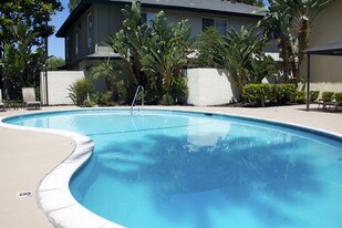 Villa Pacific Townhomes in Westminster, CA - Building Photo