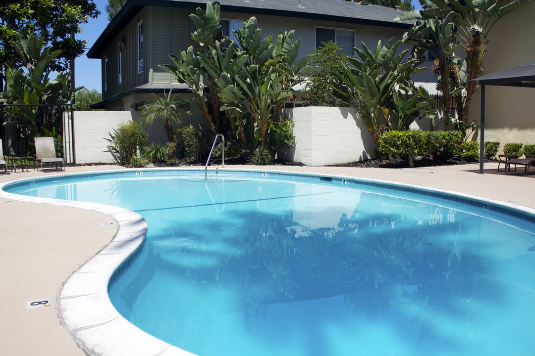 Villa Pacific Townhomes in Westminster, CA - Foto de edificio