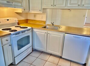 2717 S Oakland Forest Dr, Unit 104 in Oakland Park, FL - Foto de edificio - Building Photo