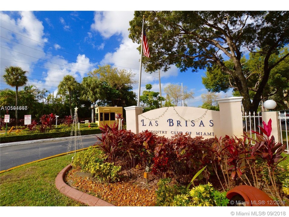 7075 NW 186th St, Unit 000 in Hialeah, FL - Building Photo