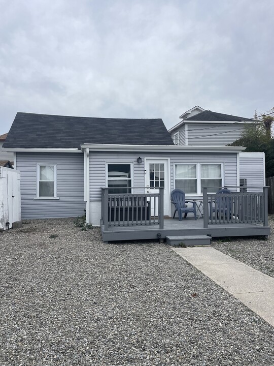 128 W Burk Ave, Unit Back Cottage in Wildwood, NJ - Foto de edificio