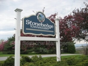 L2 Stonehedge Dr in South Burlington, VT - Building Photo - Building Photo