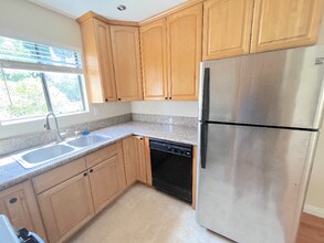 248 W Avenida Palizada, Unit 9 in San Clemente, CA - Foto de edificio - Building Photo