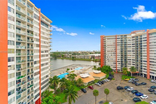 1301 NE Miami Gardens Dr in Miami Gardens, FL - Foto de edificio - Building Photo