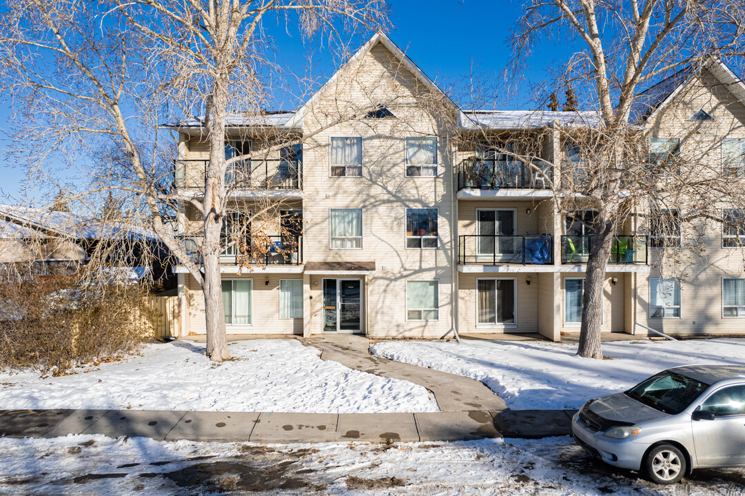 Princeton Manor in Calgary, AB - Building Photo