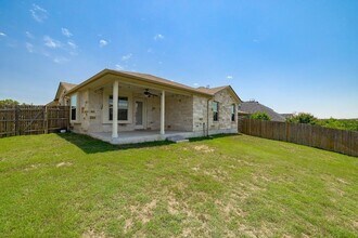 421 Tula Trail in Leander, TX - Foto de edificio - Building Photo