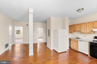 321-23 N Front St in Philadelphia, PA - Building Photo