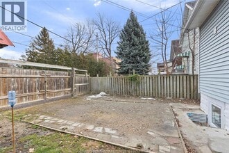 242 Josephine Ave in Windsor, ON - Foto de edificio - Building Photo