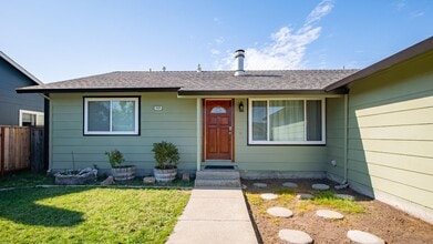 1623 Oneel Dr in Petaluma, CA - Building Photo - Building Photo