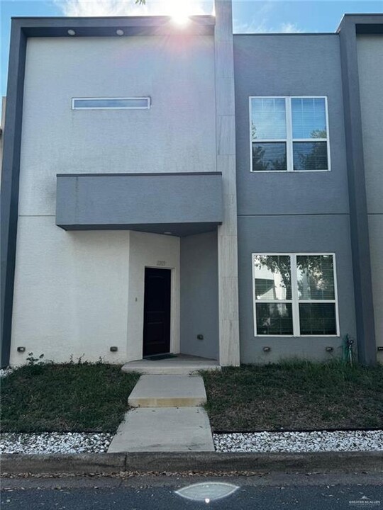 2203 S 6th St in McAllen, TX - Building Photo