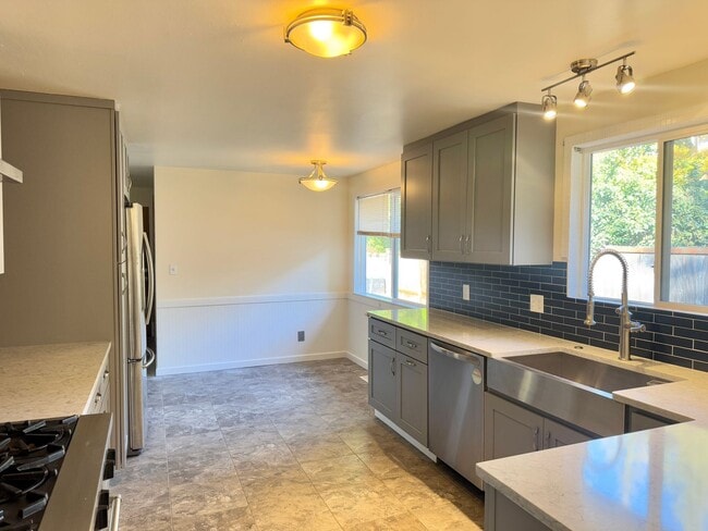 Must See Rambler! in Kenmore, WA - Building Photo - Building Photo