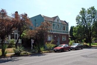 2102 SE 12th Ave in Portland, OR - Building Photo - Building Photo