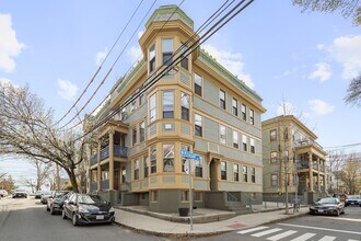 57 Walnut St, Unit 2 in Somerville, MA - Building Photo - Building Photo