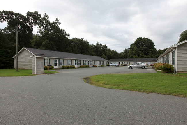 Springdale Apartments in Burlington, NC - Building Photo - Building Photo