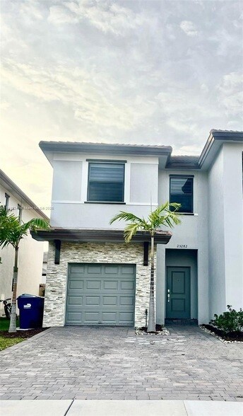 25282 SW 108th Ave in Homestead, FL - Foto de edificio