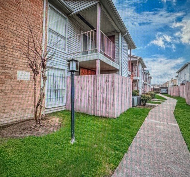 9350 Country Creek St, Unit 25 in Houston, TX - Building Photo - Building Photo
