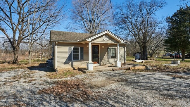 124 Railroad St in Cedar Hill, TN - Building Photo - Building Photo