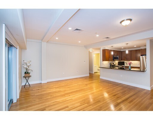321 Hammond Pond Pkwy-Unit -103 in Brookline, MA - Building Photo - Building Photo