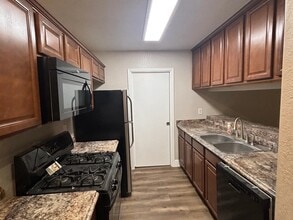 11602 April Dr, Unit B in Austin, TX - Building Photo - Building Photo