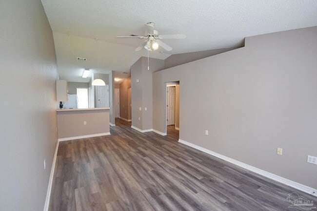 309 Loveland Cir in Pensacola, FL - Foto de edificio - Building Photo