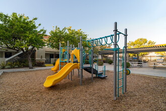 Hacienda at Camarillo Oaks in Camarillo, CA - Foto de edificio - Building Photo