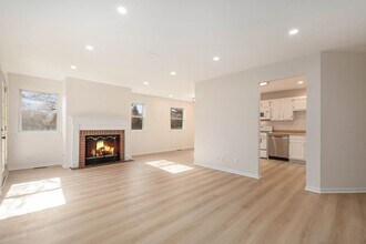 120 Stirling Ln in Schaumburg, IL - Building Photo - Building Photo