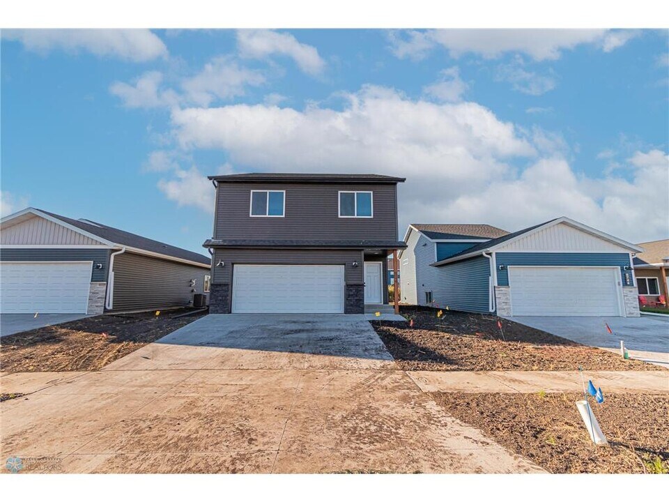 6733 67th Ave S in Horace, ND - Building Photo