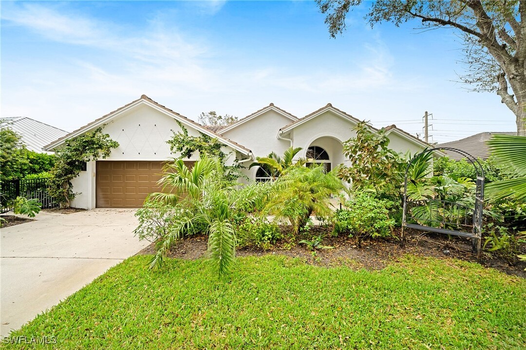 8139 Las Palmas Way in Naples, FL - Foto de edificio