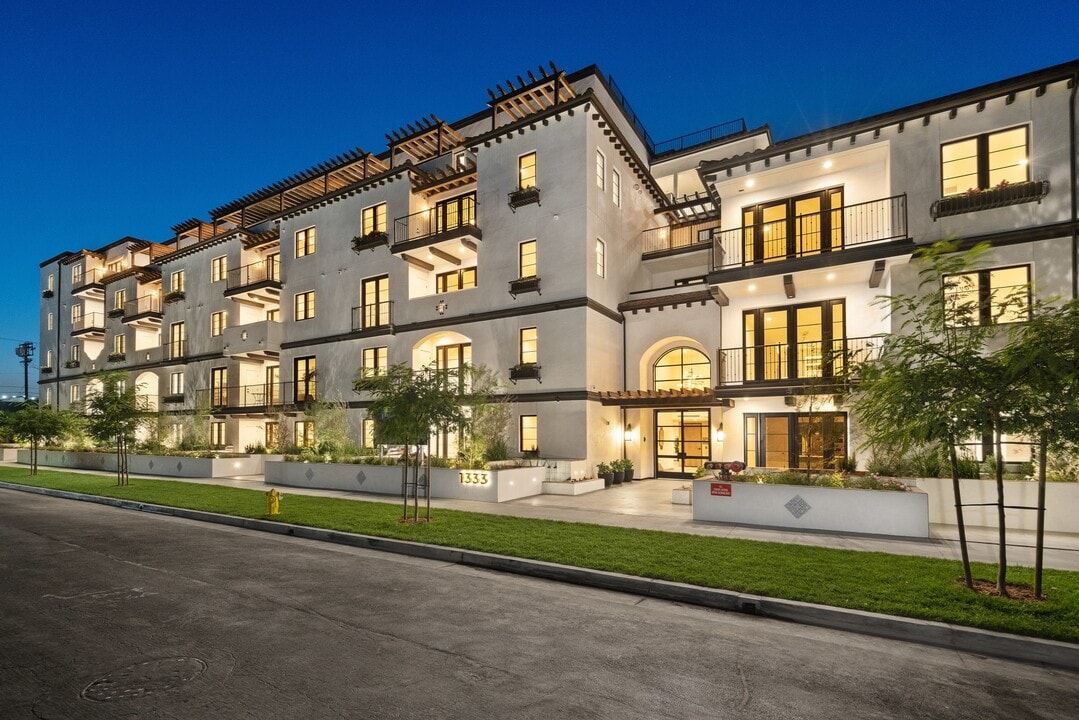 Estelle in Los Angeles, CA - Foto de edificio