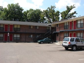 Greenwood Apartments in Memphis, TN - Building Photo - Building Photo