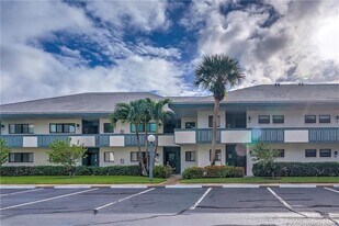 175 SE St Lucie Blvd in Stuart, FL - Building Photo