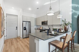 1950 Winrock Blvd in Houston, TX - Building Photo - Building Photo