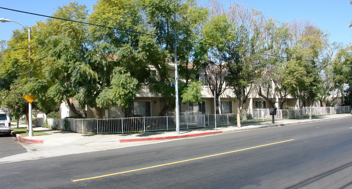 7639 Kester Ave in Van Nuys, CA - Building Photo