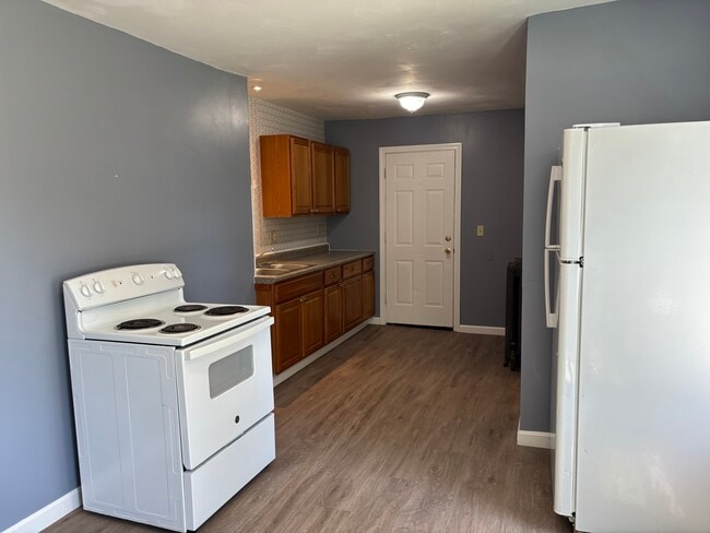 2 Parkin Ave, Unit 2nd floor in Taunton, MA - Foto de edificio - Building Photo