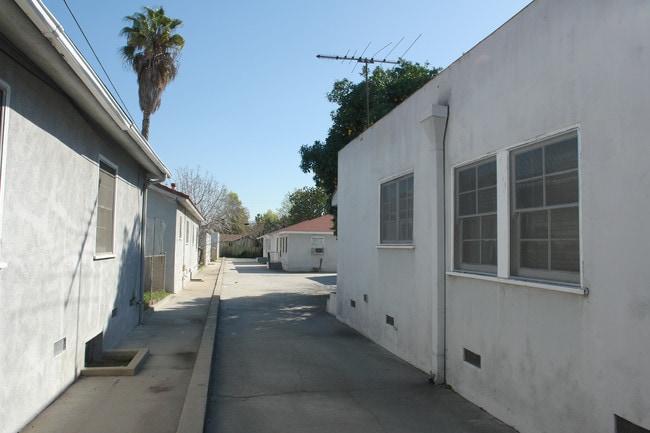 5400-5404 N Muscatel Ave in San Gabriel, CA - Foto de edificio - Building Photo