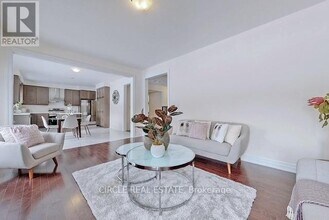 213 Danny Wheeler Blvd in Georgina, ON - Building Photo - Building Photo