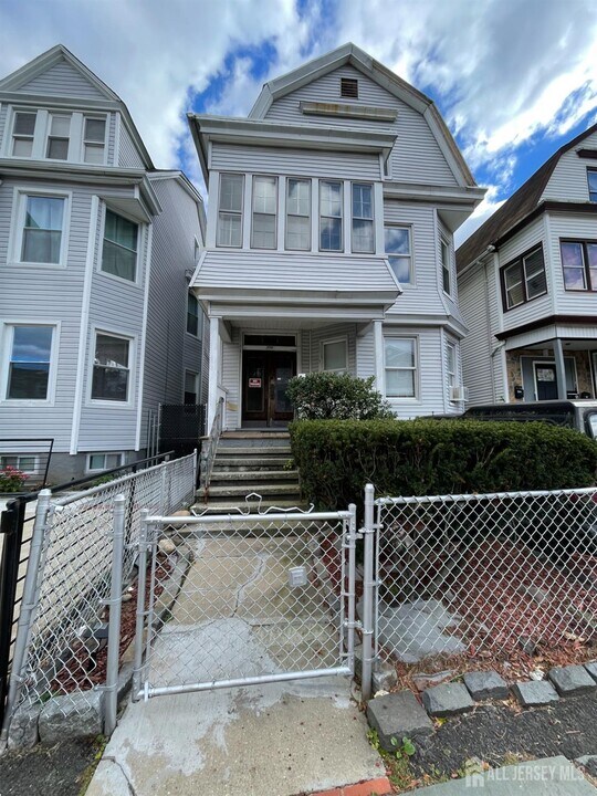 174 N 17th St in East Orange, NJ - Building Photo