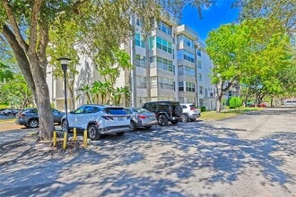 6600 Cypress Rd in Plantation, FL - Building Photo - Building Photo
