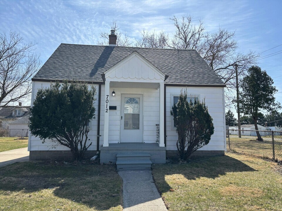7012 Cadillac Ave in Warren, MI - Building Photo