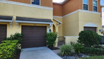 233 Tarracina Way in Daytona Beach, FL - Building Photo