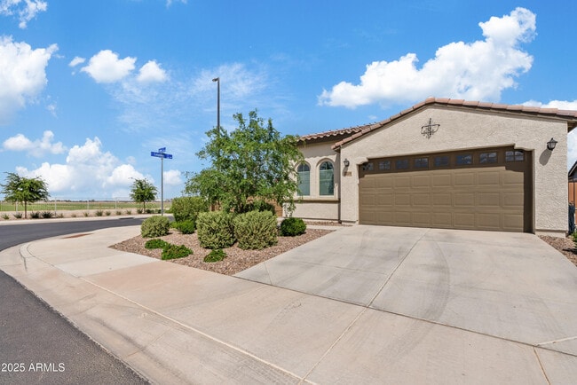 property at 2204 E Kelly Dr