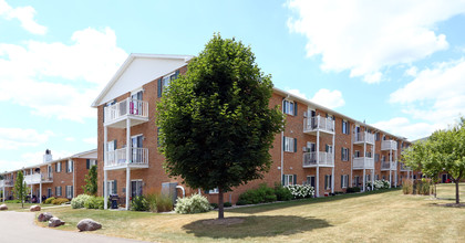 Colonial Court Apartments in Pulaski, WI - Foto de edificio - Building Photo