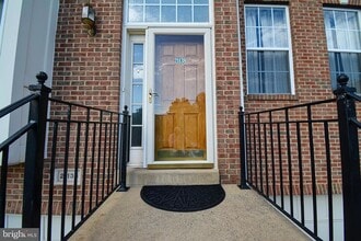 21138 Angela Square in Sterling, VA - Building Photo - Building Photo