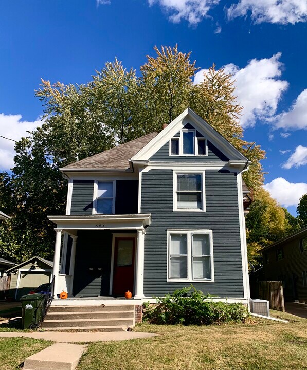 624 S Governor St in Iowa City, IA - Building Photo