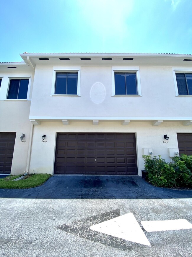 2405 Venetian Way in Boynton Beach, FL - Building Photo - Building Photo