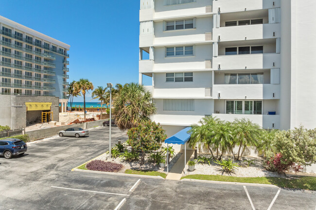 Villa Towers in Riviera Beach, FL - Building Photo - Building Photo