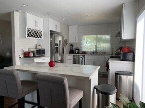 6690 Amberly St in San Diego, CA - Building Photo - Building Photo