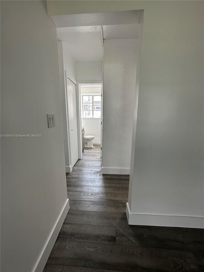 711 Beacom Blvd in Miami, FL - Building Photo - Building Photo