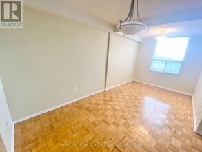 10 Edgecliff Golfway in Toronto, ON - Building Photo - Building Photo